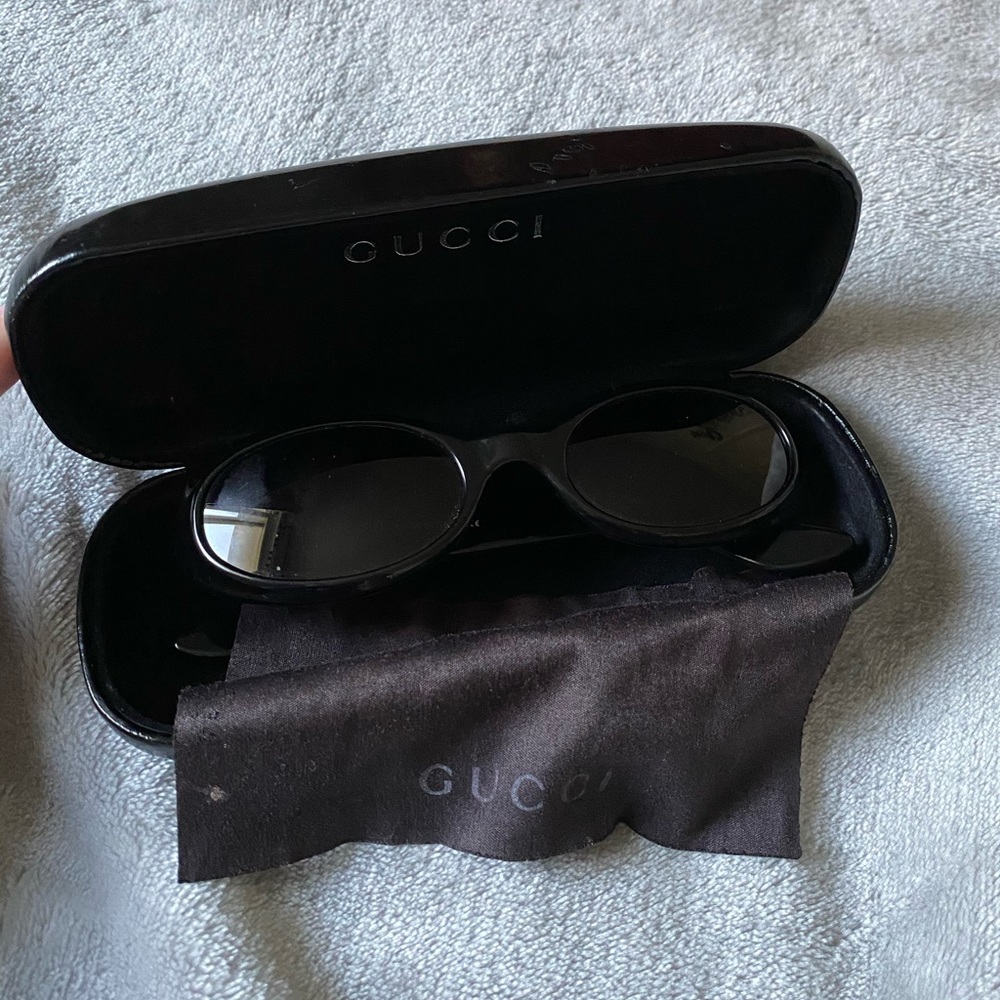gucci sunglasses + case + cleaning cloth